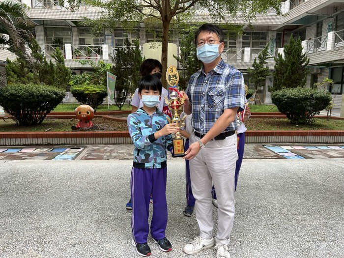 高男第一名獻獎盃