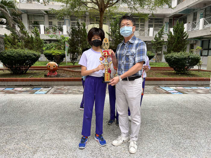 高女第三名獻獎盃
