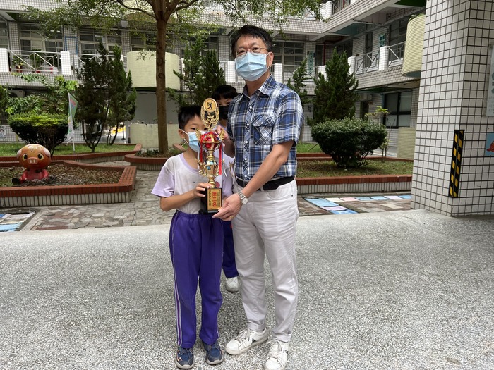 中男第三名獻獎盃