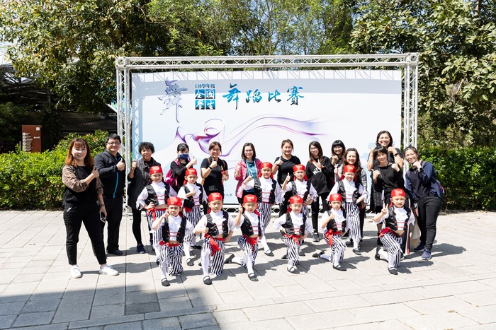比賽現場全體師生及家長合影