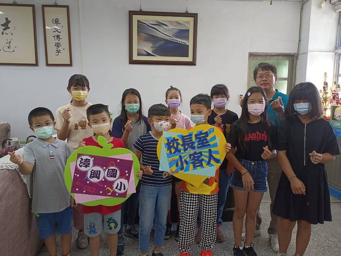 與校長合照