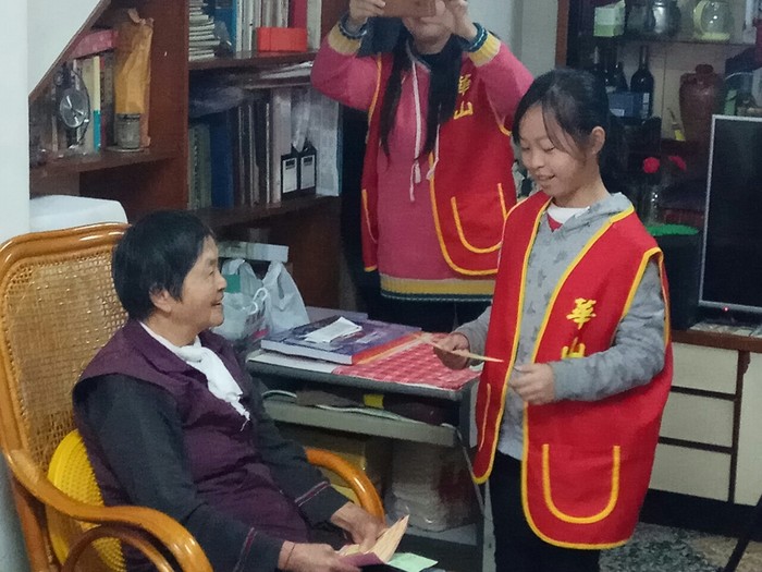 送卡片給阿嬤
