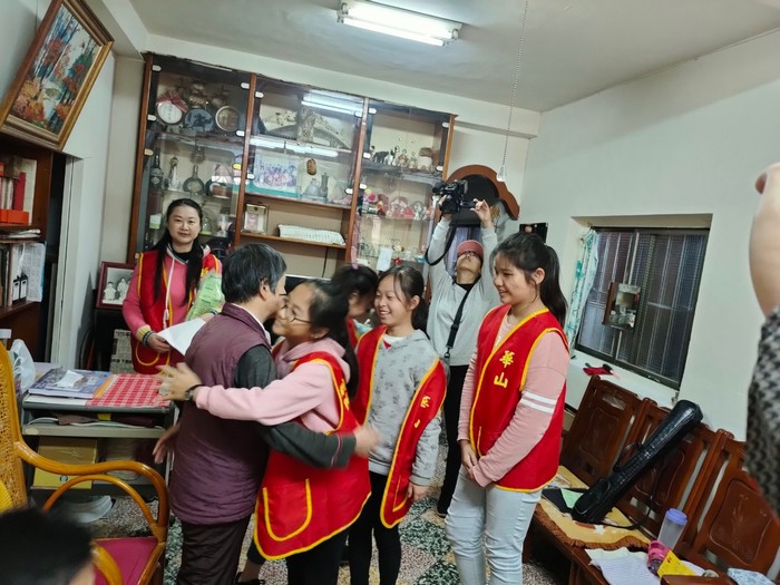 抱抱阿嬤 給阿嬤滿滿的愛和鼓勵