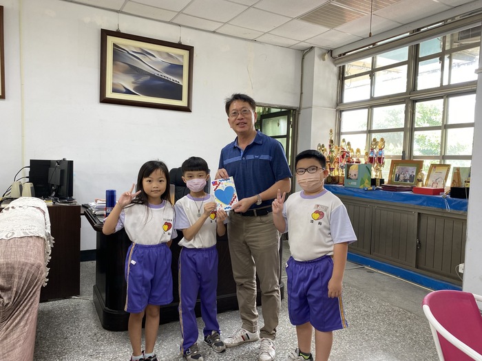 與校長合照